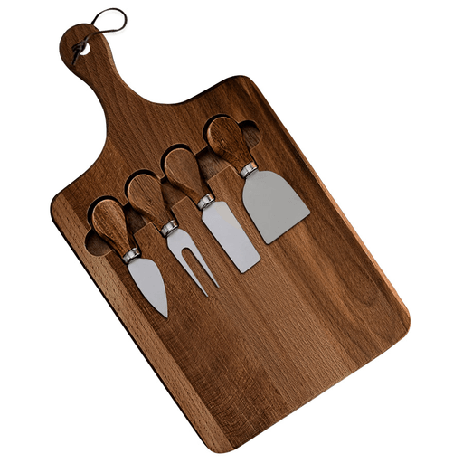 Esta Tabla para Quesos combina funcionalidad y elegancia con su diseño sofisticado en madera natural, ideal para destacar en cualquier ocasión especial. Incorpora una práctica ranura para guardar los cuatro utensilios incluidos, fabricados en acero inoxidable con mangos de madera premium: un tenedor, un cuchillo, un cuchillo de avión estrecho y spatula, perfectos para cortar y servir diferentes tipos de quesos. Su mango con cuerda facilita el almacenamiento colgante, mientras que su resistencia al uso diario y su fácil limpieza aseguran una experiencia práctica y duradera.