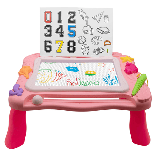 Encantador Tablero Magnético de Dibujo. Fabricado en resistente material plástico con bordes redondeados para mayor seguridad, incluye un borrador magnético en la parte inferior para comenzar de cero todas las veces que quieras. Se dibuja con un lápiz de precisión que viene con una cuerdita ajustada al tablero. Cuenta con cuatro patas encastrables que permiten utilizarlo como mesa, este tablero también cuenta con encantadoras piezas laterales con formas del mar y colores vibrantes, junto a un compartimento desmontable para apoyar hojas y crear los dibujos más impresionantes.