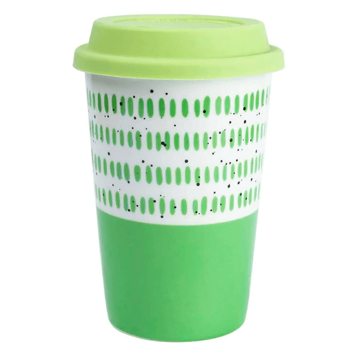 Este vaso de cerámica con tapa de silicona de 14cm de altura y capacidad para 400ml es ideal para bebidas del día a día. Su tapa tiene un orificio para que puedas beber sin quitarla, conservando la temperatura y además te permite llevarlo a cualquier lugar evitando derrames. Tiene un diseño elegante y colorido que se adapta a cualquier ocasión y momento del día. Ahora vas a poder calentar tus bebidas cuando quieras ya que es apto para microondas.