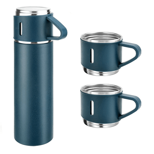 Este set de termo de acero inoxidable con 3 tazas es perfecto para cualquier momento del día y cualquier lugar a donde vayas. Posee capacidad de 500ml y cuenta con un aislamiento térmico avanzado que garantiza la preservación del calor o frío de tus bebidas durante 12 horas, lo que lo hace ideal tanto para tu té matutino como para una refrescante bebida. Su base antideslizante añade estabilidad, evitando derrames y accidentes, mientras que su cierre hermético asegura que las bebidas se mantengan a la temperatura deseada sin riesgo de fugas.