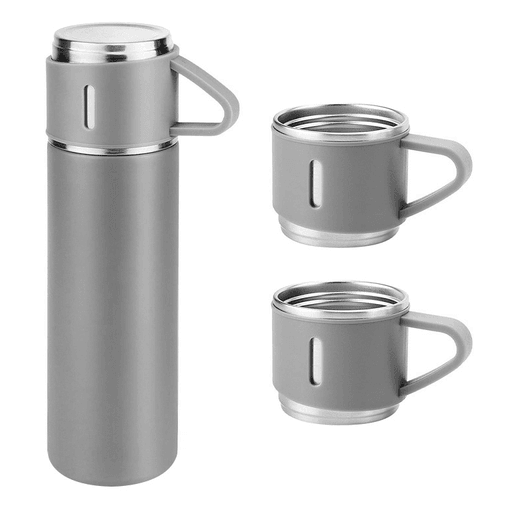 Este set de termo de acero inoxidable con 3 tazas es perfecto para cualquier momento del día y cualquier lugar a donde vayas. Posee capacidad de 500ml y cuenta con un aislamiento térmico avanzado que garantiza la preservación del calor o frío de tus bebidas durante 12 horas, lo que lo hace ideal tanto para tu té matutino como para una refrescante bebida. Su base antideslizante añade estabilidad, evitando derrames y accidentes, mientras que su cierre hermético asegura que las bebidas se mantengan a la temperatura deseada sin riesgo de fugas.