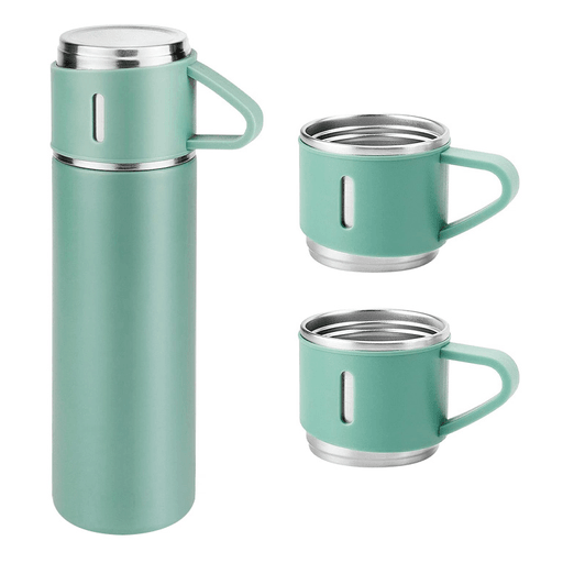 Este set de termo de acero inoxidable con 3 tazas es perfecto para cualquier momento del día y cualquier lugar a donde vayas. Posee capacidad de 500ml y cuenta con un aislamiento térmico avanzado que garantiza la preservación del calor o frío de tus bebidas durante 12 horas, lo que lo hace ideal tanto para tu té matutino como para una refrescante bebida. Su base antideslizante añade estabilidad, evitando derrames y accidentes, mientras que su cierre hermético asegura que las bebidas se mantengan a la temperatura deseada sin riesgo de fugas.