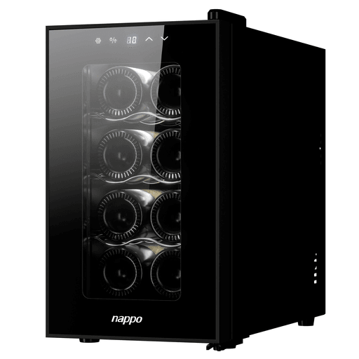 Disfrutá tus vinos siempre a la temperatura ideal con la enfriadora de vinos NAPPO, diseñada para conservar y enfriar hasta 8 botellas con eficiencia y estilo. Su sistema de enfriamiento termoeléctrico de 58W garantiza un funcionamiento silencioso y estable, ideal para el hogar, cocina, living o espacio de bar. Cuenta con un moderno panel táctil con 4 botones, que permite controlar fácilmente la temperatura dentro de un rango de 8 a 18°C, adaptándose a distintos tipos de vinos para mantener su sabor y aroma en perfectas condiciones. Además, su sistema de circulación de aire con ventilador interno de aluminio asegura una distribución uniforme del frío en todo el interior.